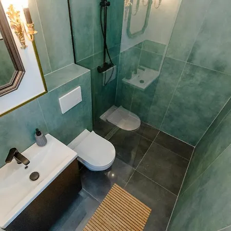 Apartament Bursztynowa 36 *