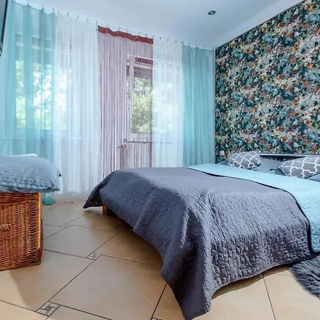 Apartament Bursztynowa 36 *